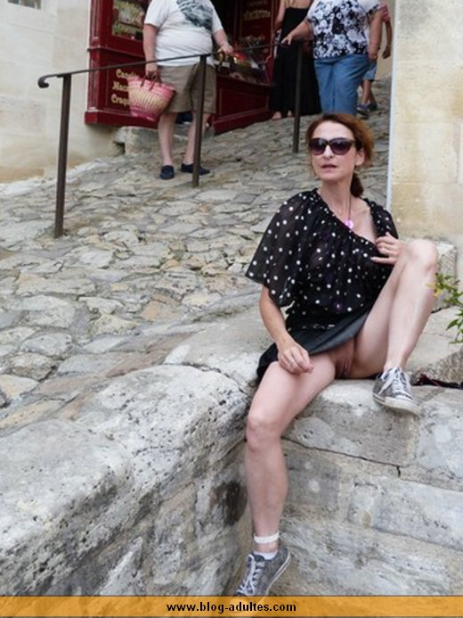 Femme s'exhibe en vacances en Italie